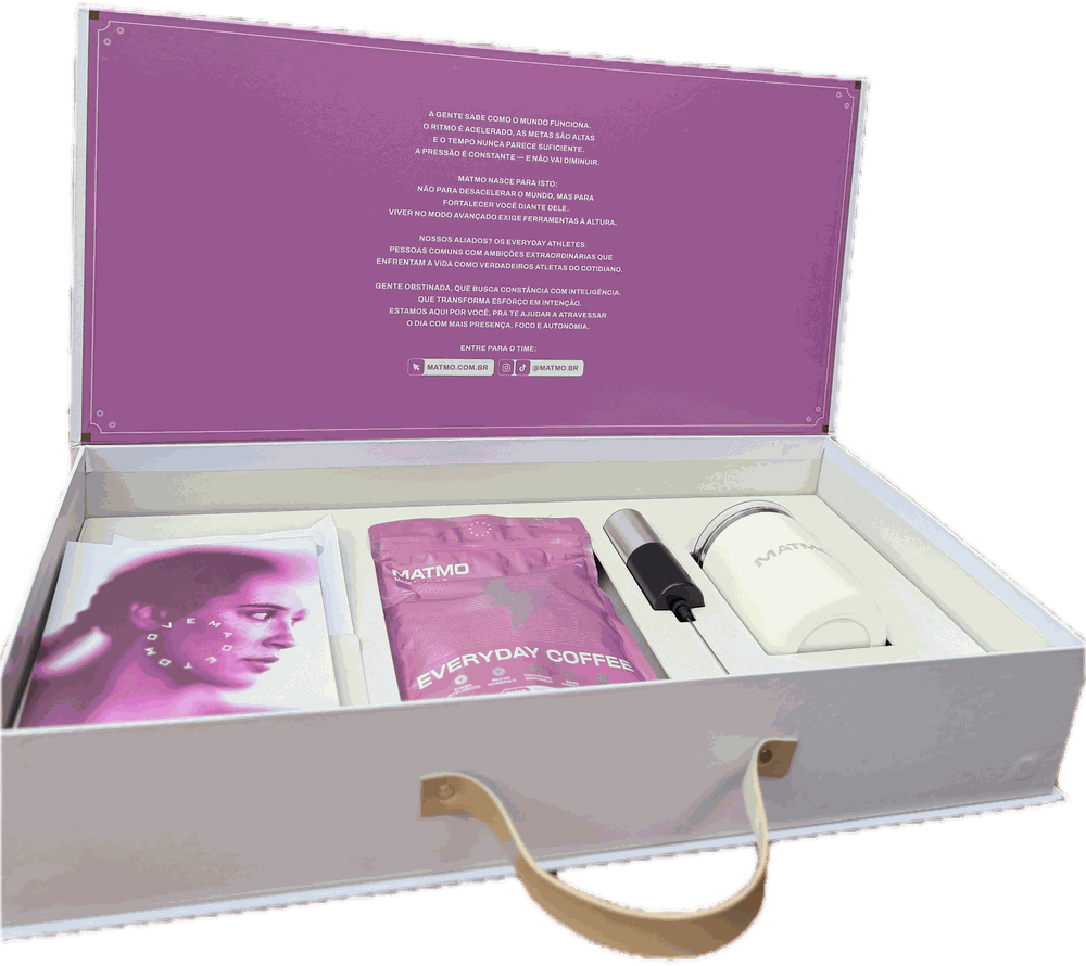 Maleta MATMO aberta com o Everyday Coffee, mixer e copo